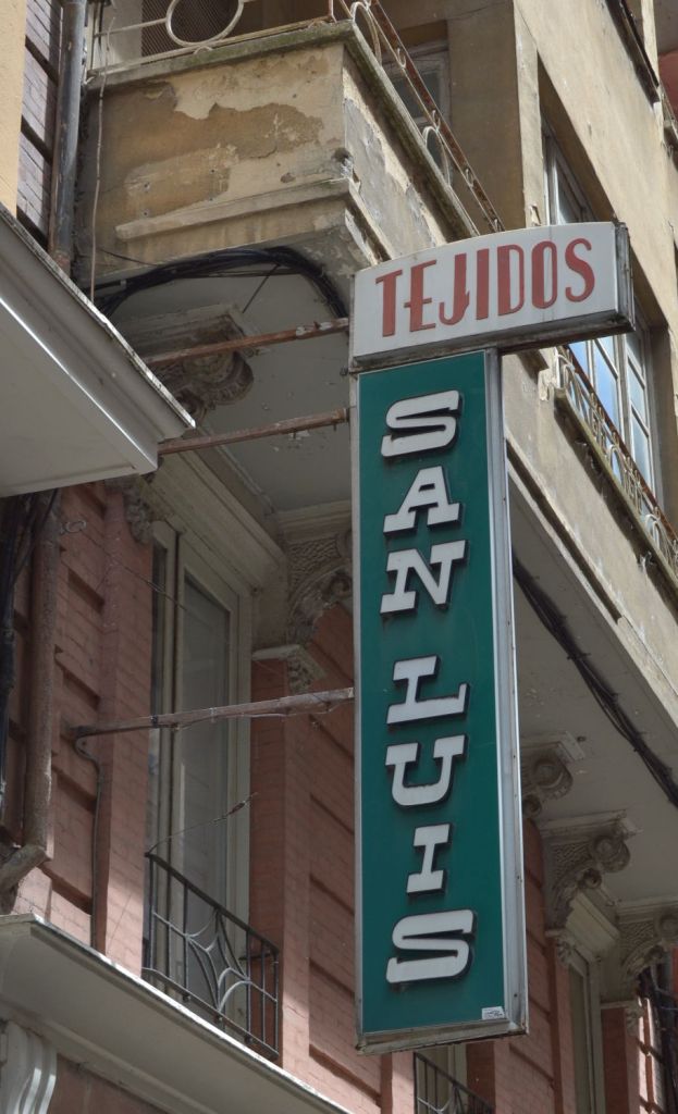 Старомодная вывеска