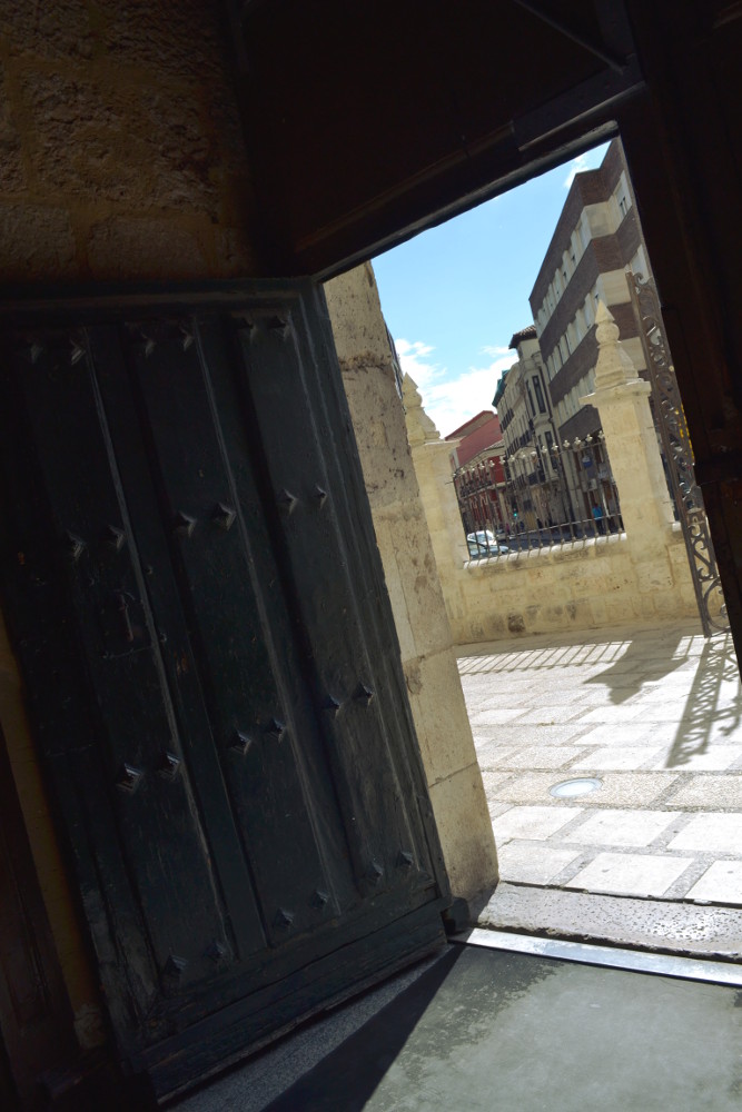 Дверь бывшей иезуитской церкви