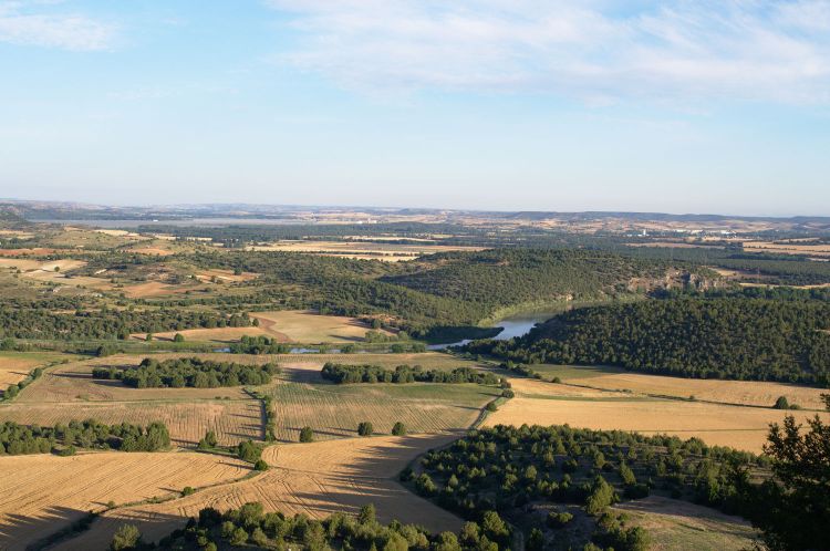 Река Дуэро среди полей.