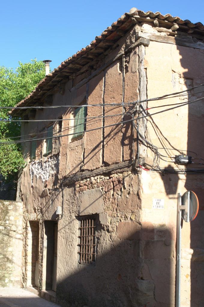 Старинный, наверняка заброшенный дом из камня и фахверка.