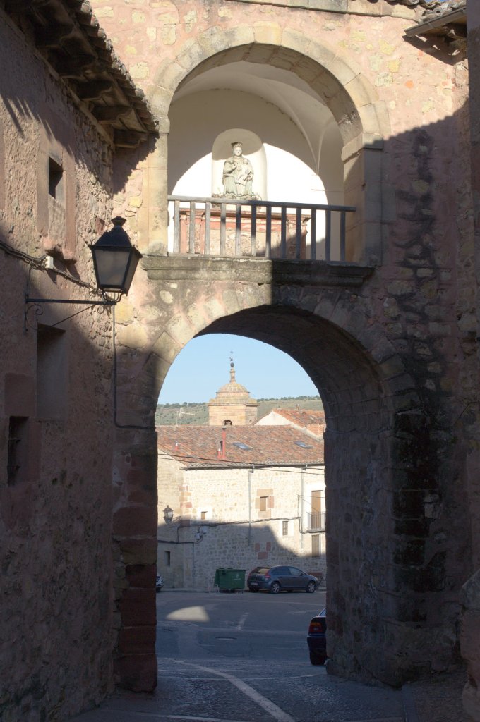 Арка городских ворот с фигурой Богоматери над ней.