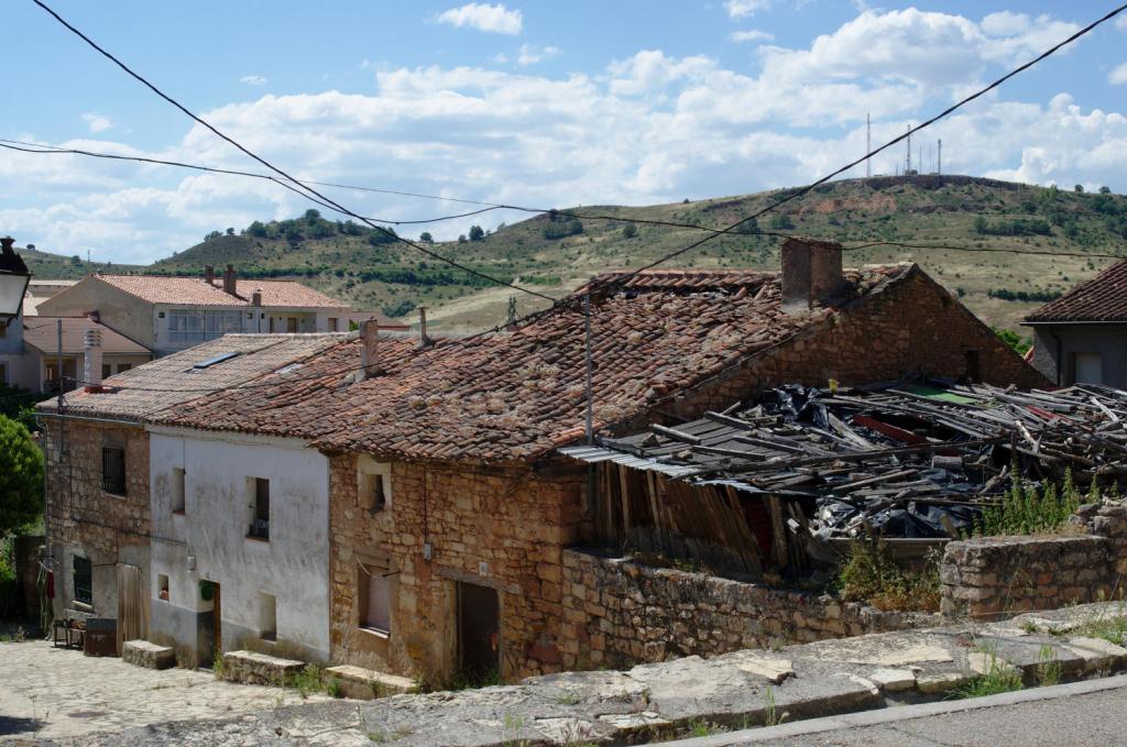 Обитаемое, заброшенное и разрушенное строения прилепились друг к другу.