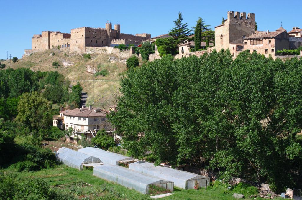 Сигуэнса: теплицы внизу, памятники вверху.