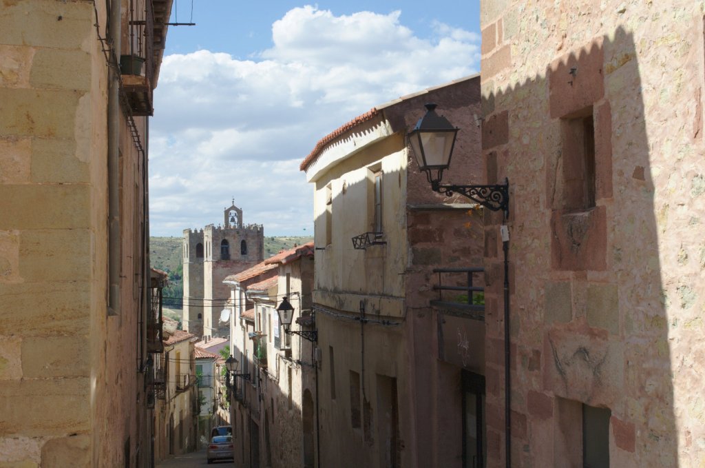 Вид на собор сквозь просвет улицы.