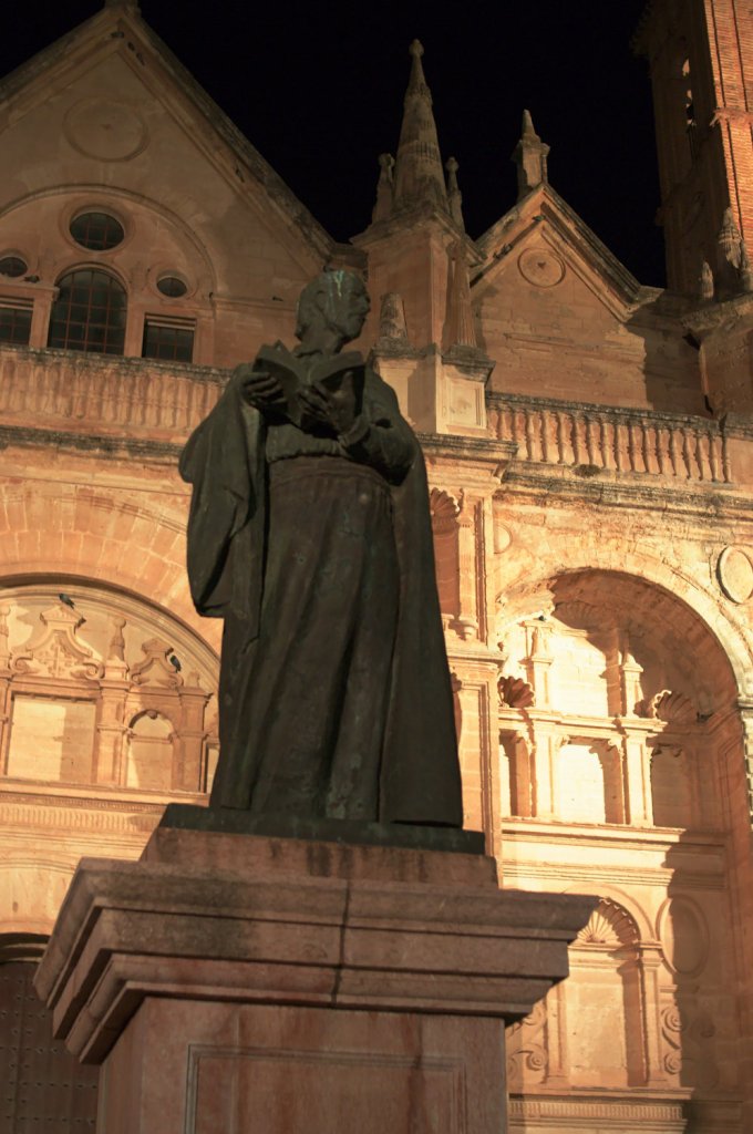 Фасад коллегиаты и памятник поэту Эспиносе