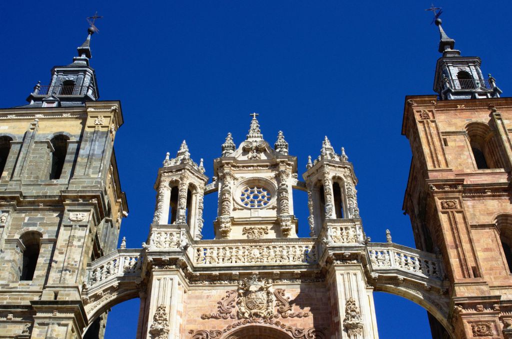 Верхняя часть собора Асторги