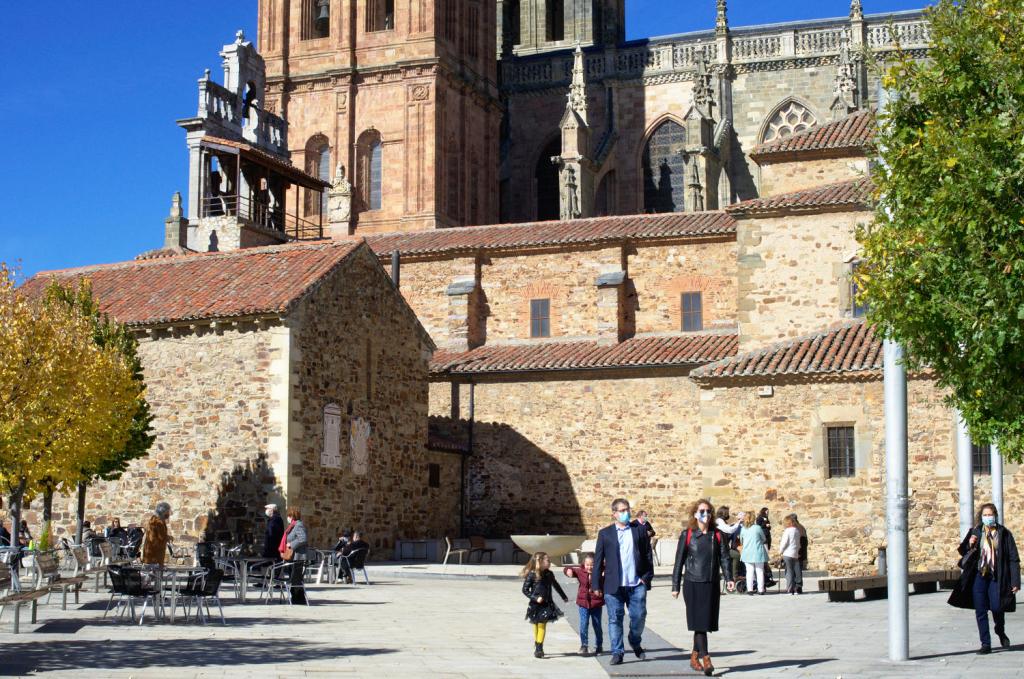 Люди перед церковью св. Марты и собором