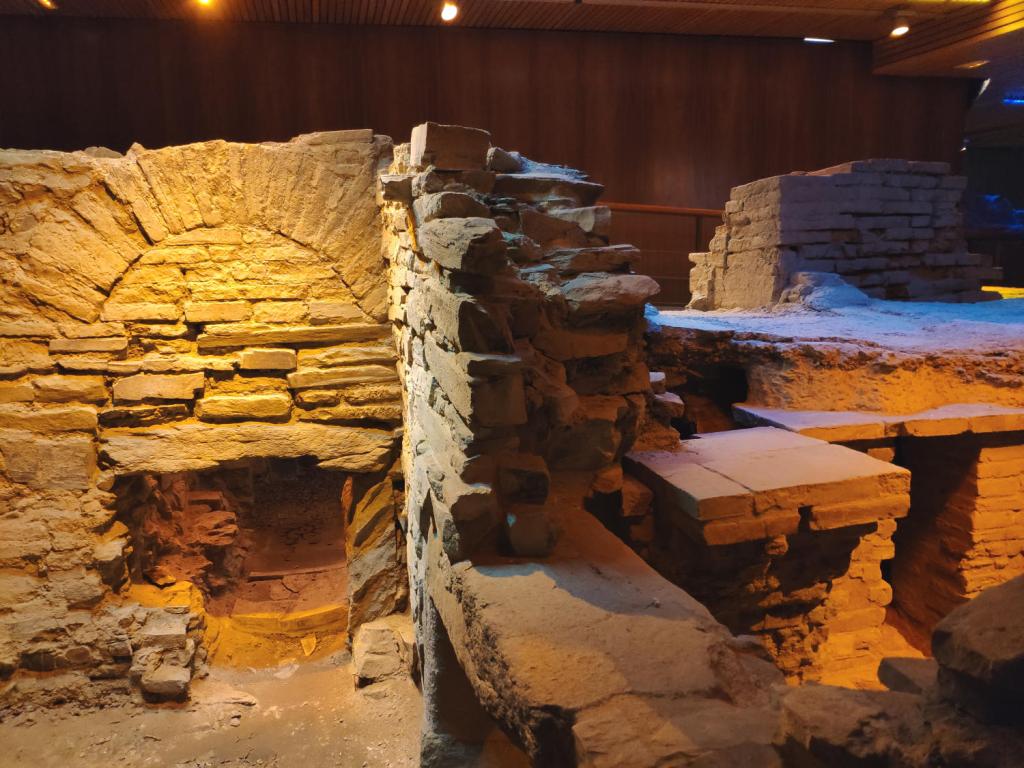 Один из археологических подвалов в Асторге