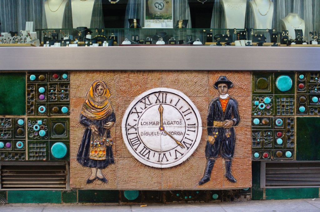 Жители уезда Марагатерия в традиционных нарядах на панно