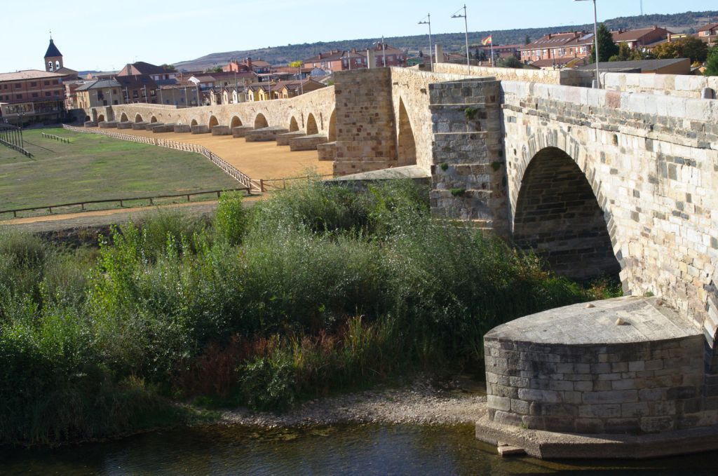 Мост в городке Оспиталь-де-Орбиго