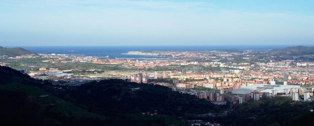 Виднеется море