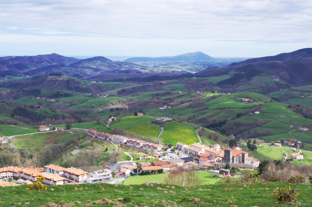 Вид на село Айя.