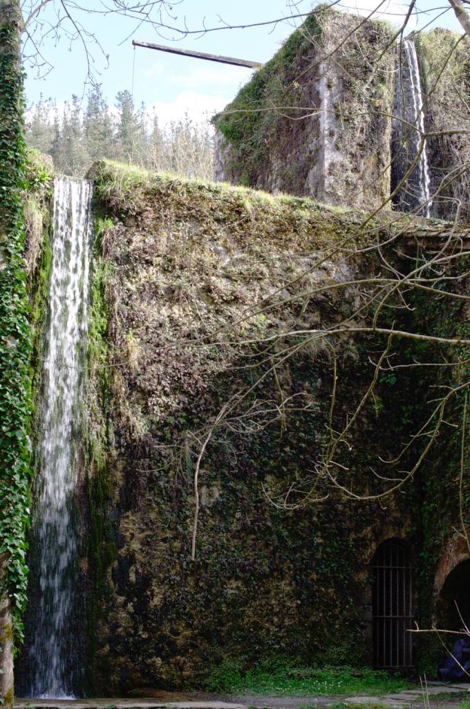 Диковинная кузница-мельница, струи воды падают с её крыши.