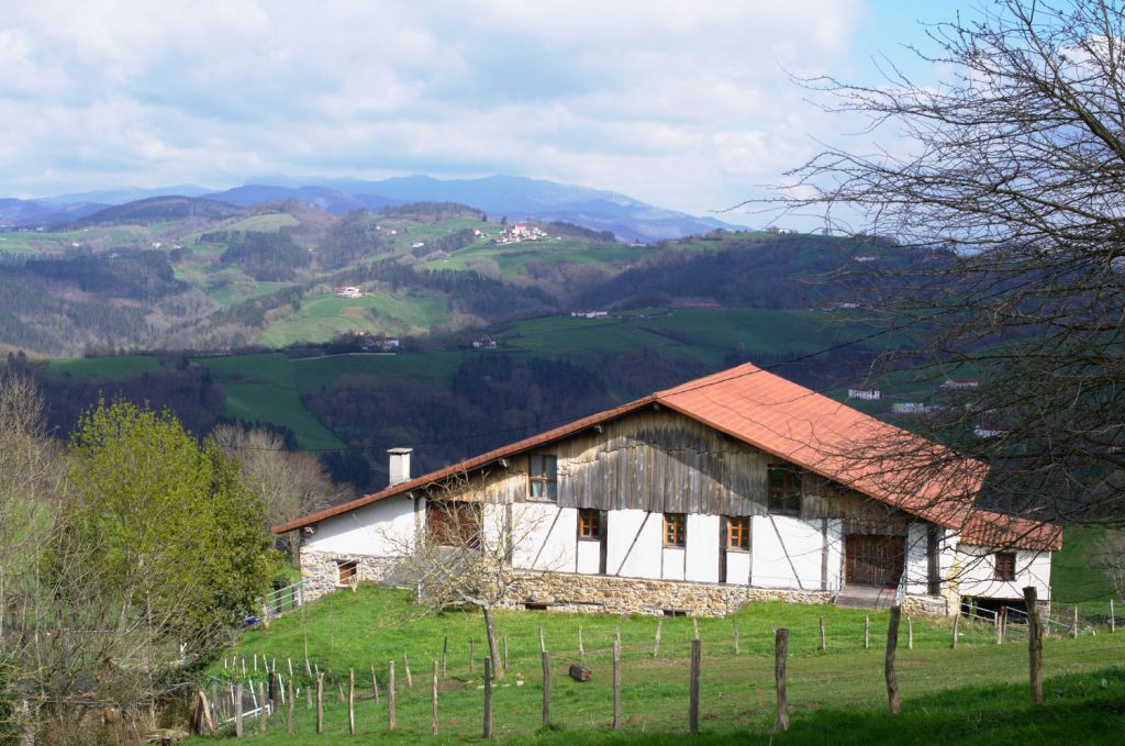 Vista al monte y una casa grande blanca.