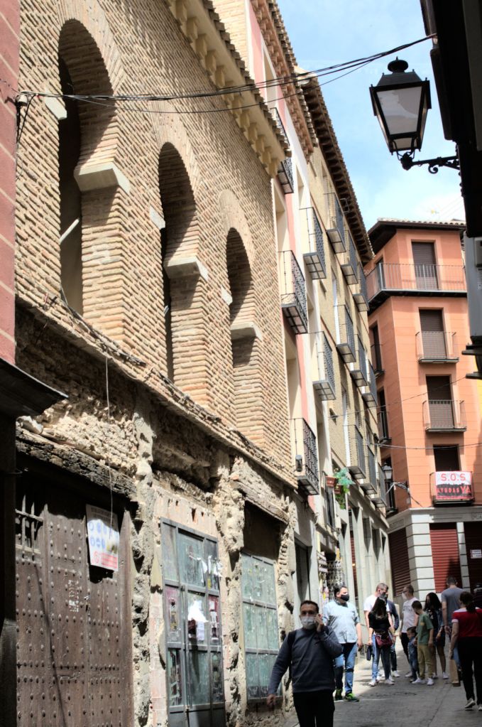 Мечеть Торнериас (похоже, в процессе реставрации). Люди проходят мимо по улице Торнериас.