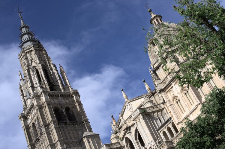 Las torres de la catedral de Toledo con el cielo casi despejado en el fondo.
