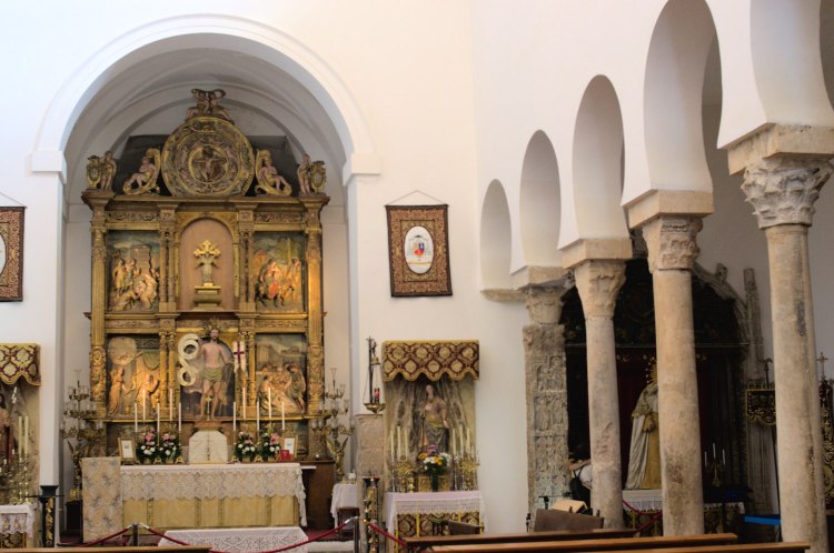 El interior de la iglesia de San Salvador. Una hilera de columnas. La columna más lejana es una pilastra visigoda.