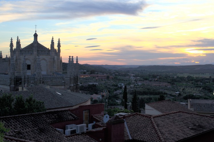 Parte del convento de San Juan de los Reyes. Su silueta se ve con el cielo en el fondo, antes del atardecer.