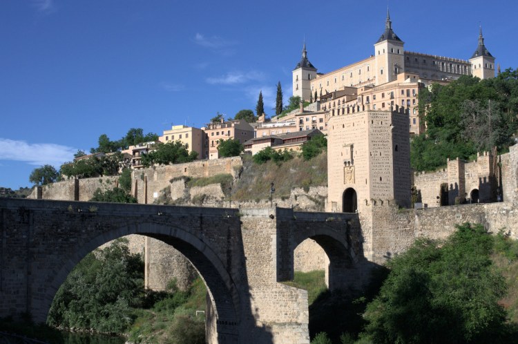 El puente de Alcántara y el Alcázar de Toledo por la mañana.