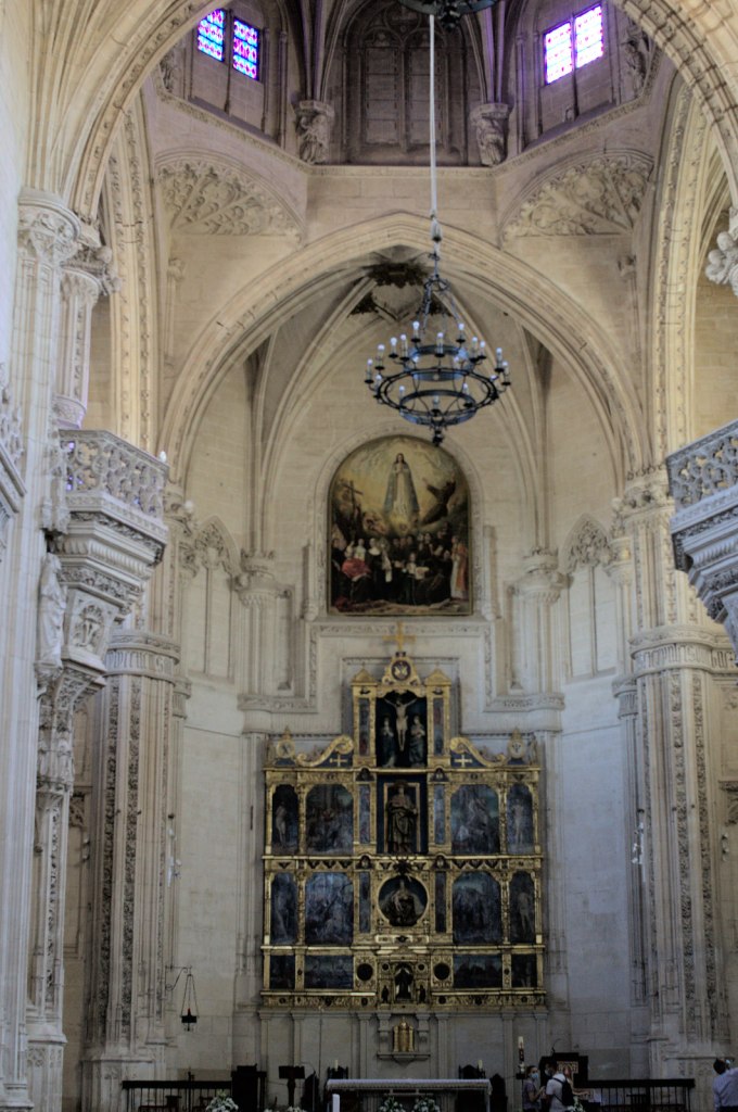 Интерьер церкви монастыря Сан-Хуан-де-лос-Рейес. Вид в сторону алтаря.