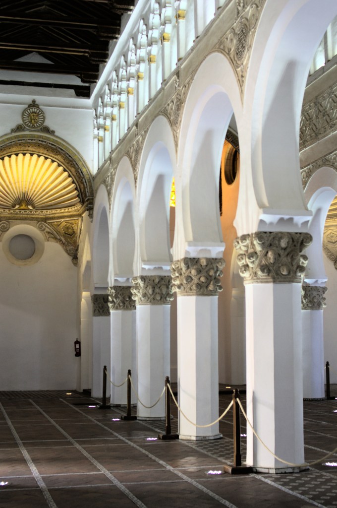 Внутреннее убранство бывшей синагоги Санта-Мария-ла-Бланка. Ряд арок и колонн, выкрашенных в белый цвет.