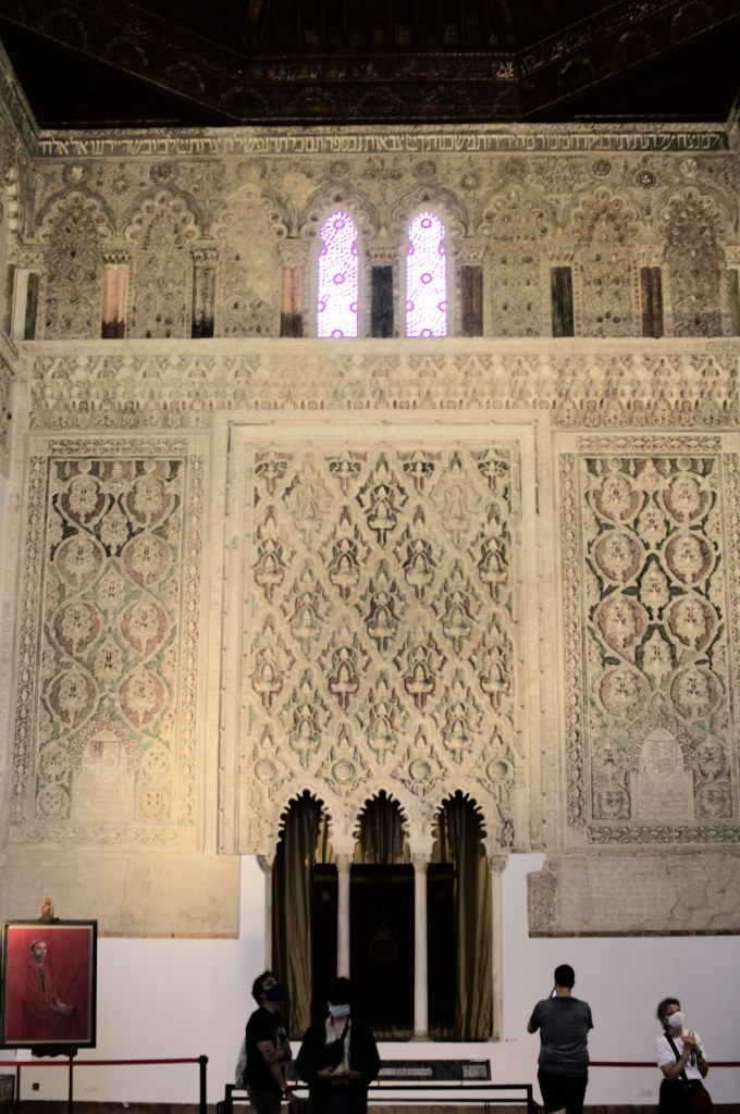 En la sala de oración de la antigua sinagoga del Tránsito.