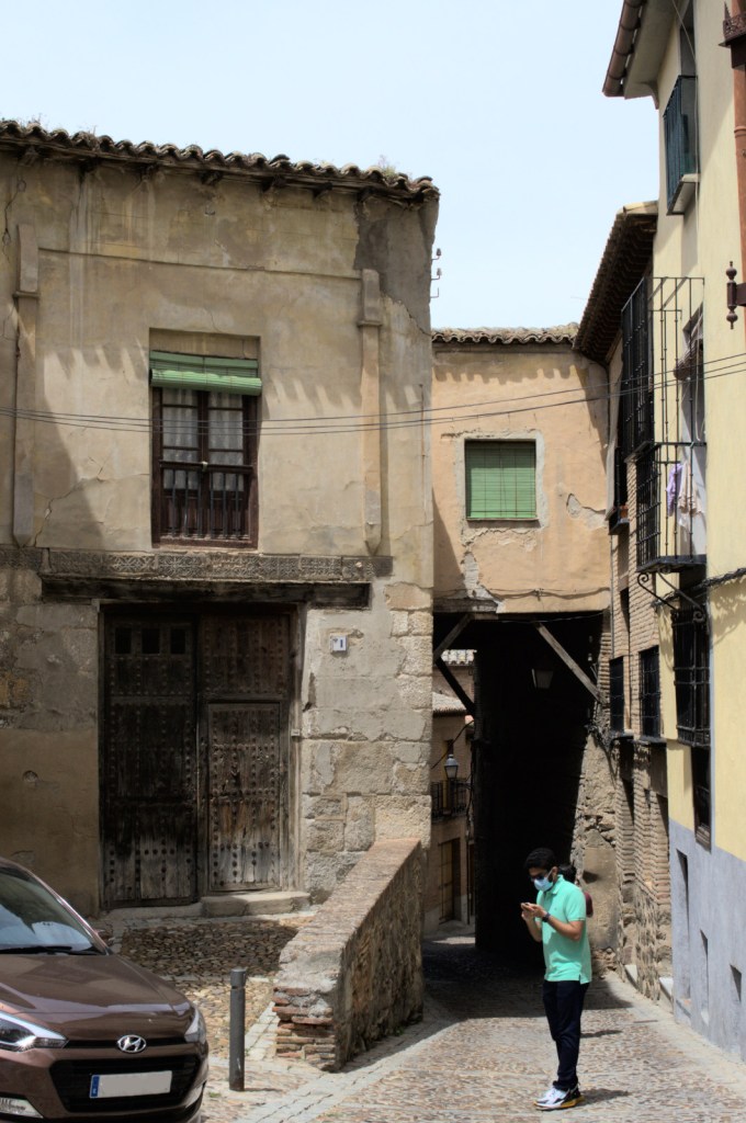 Пласа-де-ла-Крус. Заброшенный дом, справа от него кобертисо.