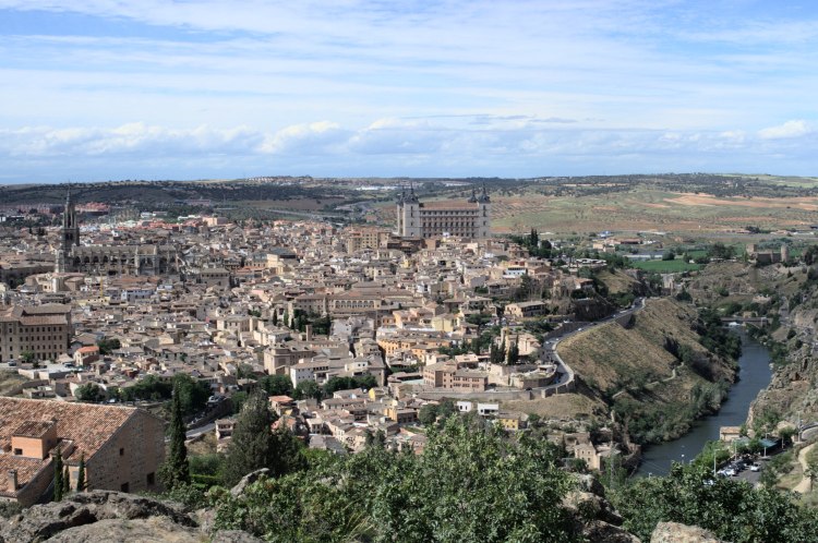Vista a Toledo. La catedral está presente en la parte izquierda y el río Tajo en la derecha.