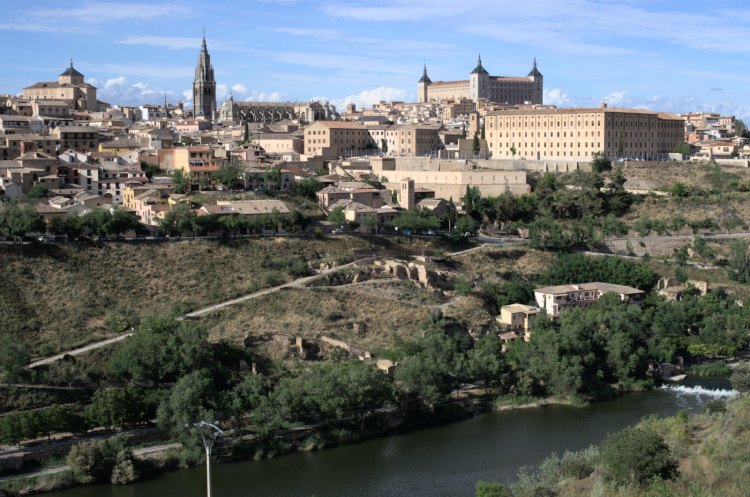 Vista a Toledo. Destacan la catedral y el Alcázar. En la parte de abajo está el cauce del río.