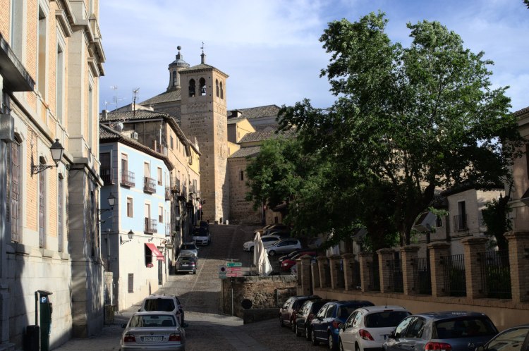 Una calle del casco histórico de Toledo. En el fondo se ve la iglesia de Santa Leocadia.