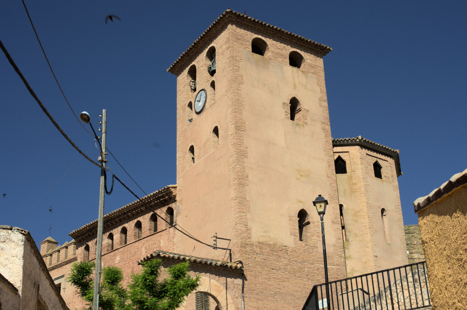 Vista cercana de la iglesia de Santa Tecla.
