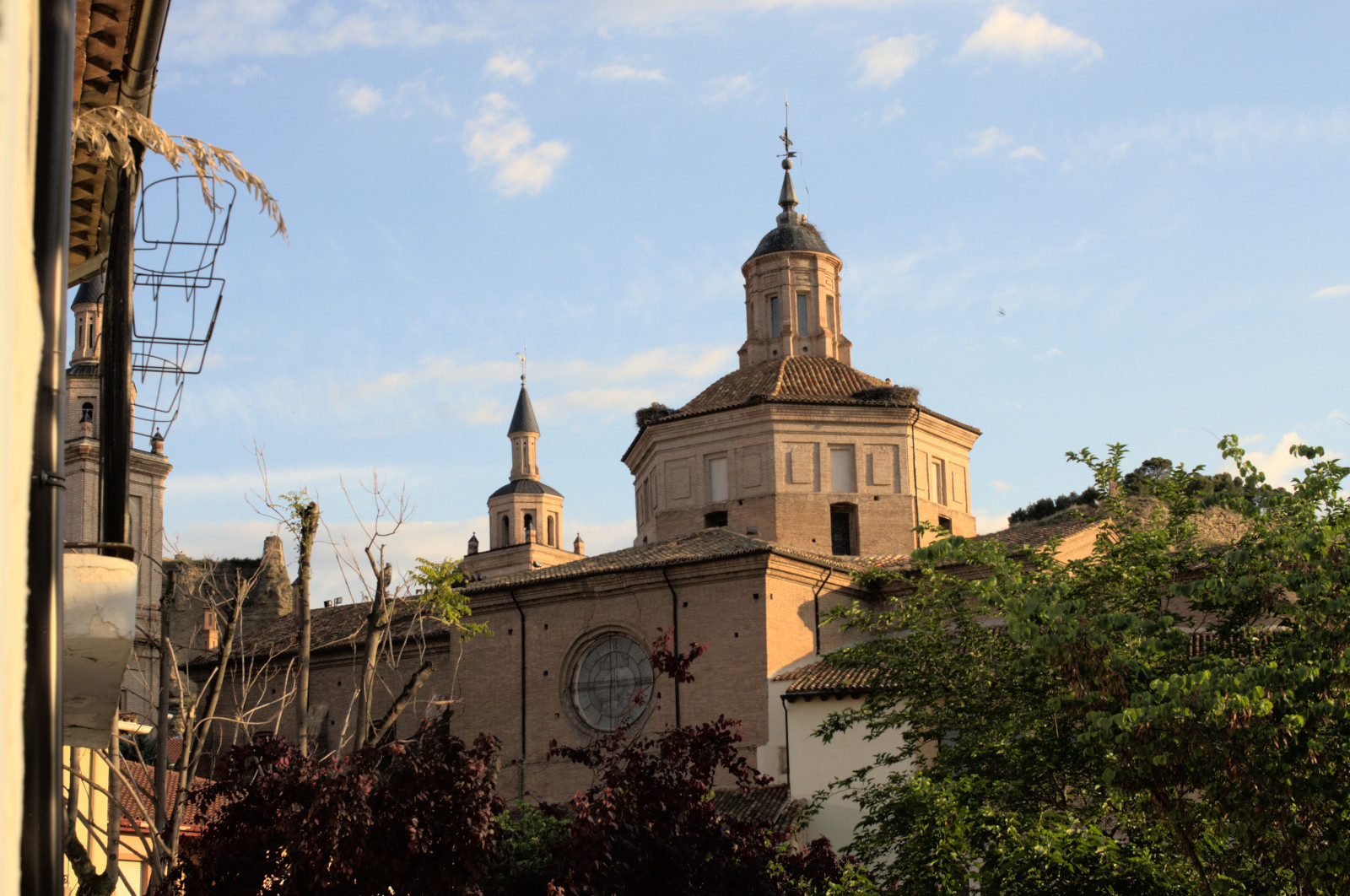 Церковь Санто-Сепулькро в утренних лучах.