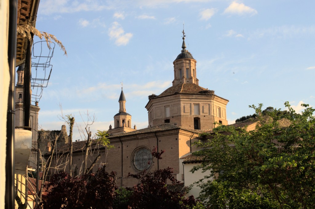 Iglesia de Santo Sepulcro iluminada por el sol de la mañana.