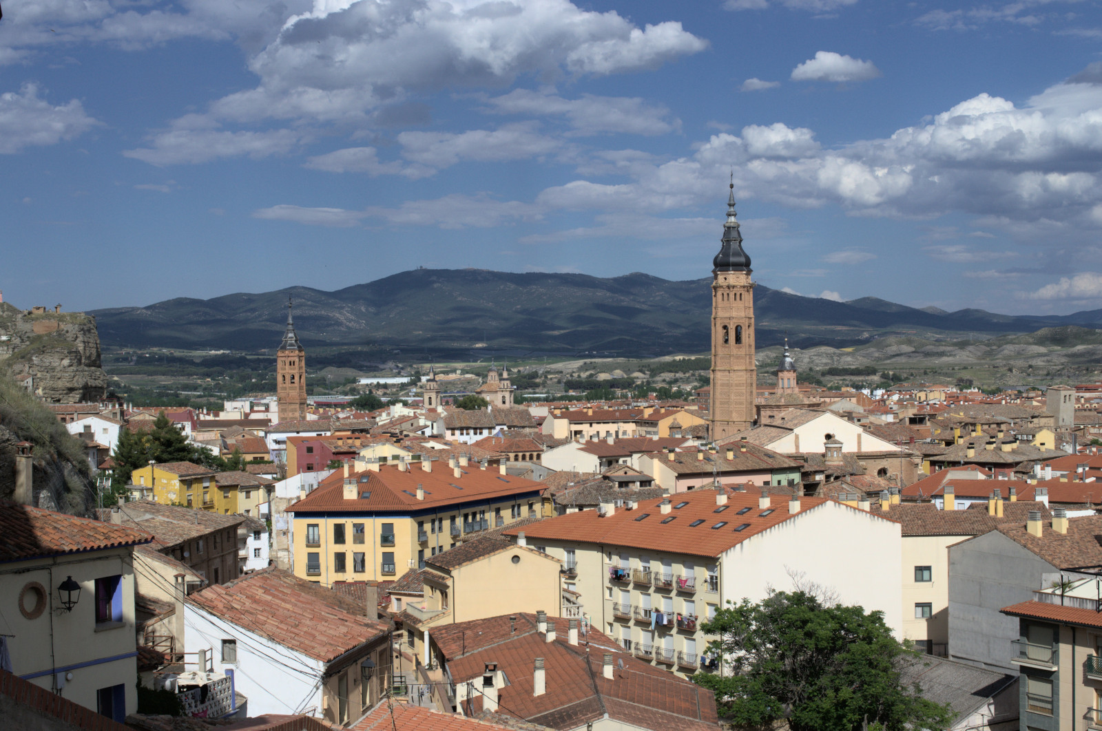 Вид, в котором доминируют башни Святой Марии и Святого Андрея