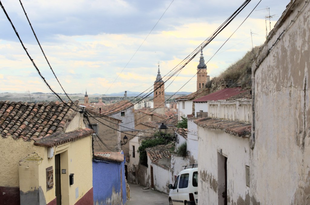 Una calle de la Morería con una vista de las torres de Calatayud