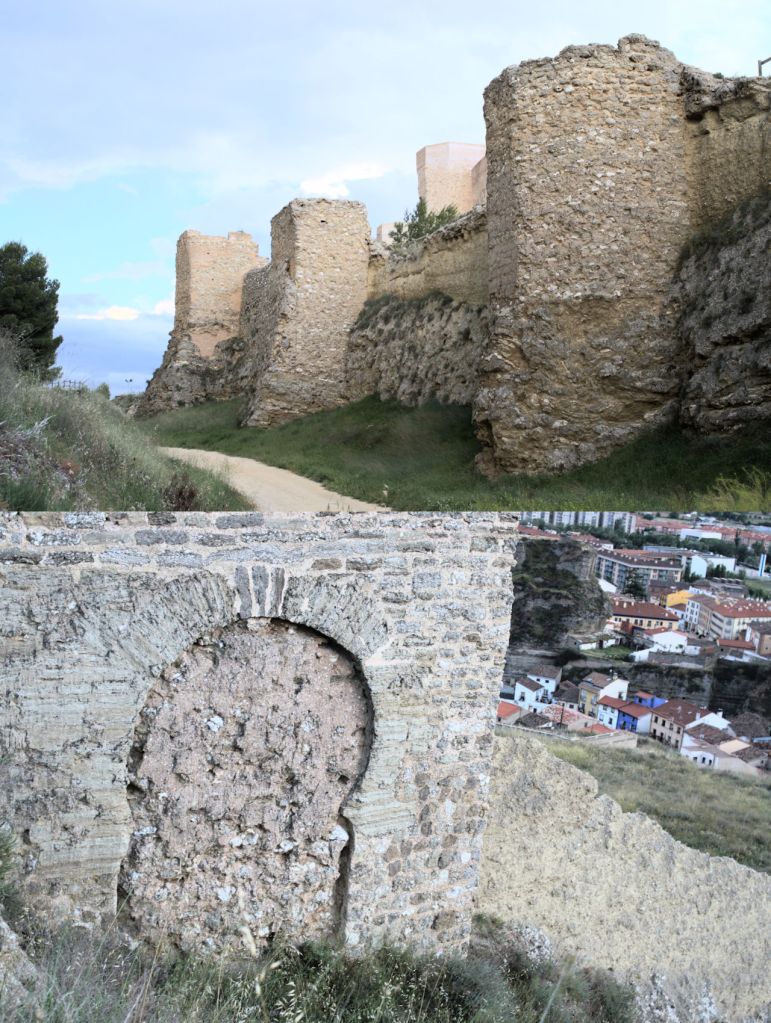 Muros defensivos y una puerta de origen musulmán.