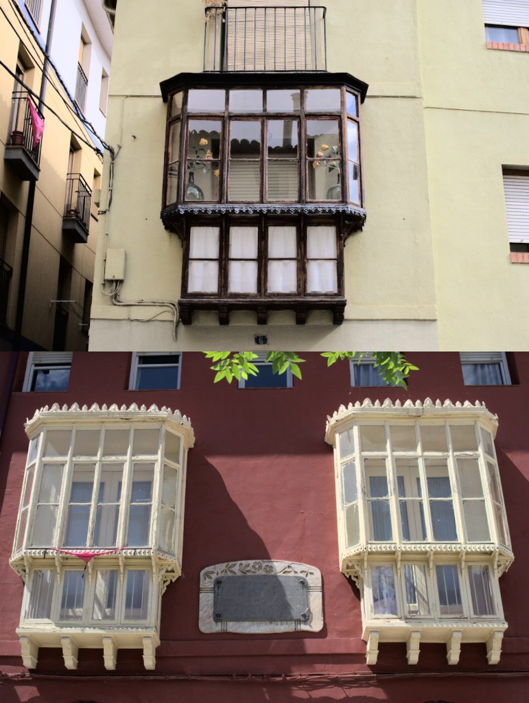 Balcones anchos en la parte de arriba y estrechos abajo.