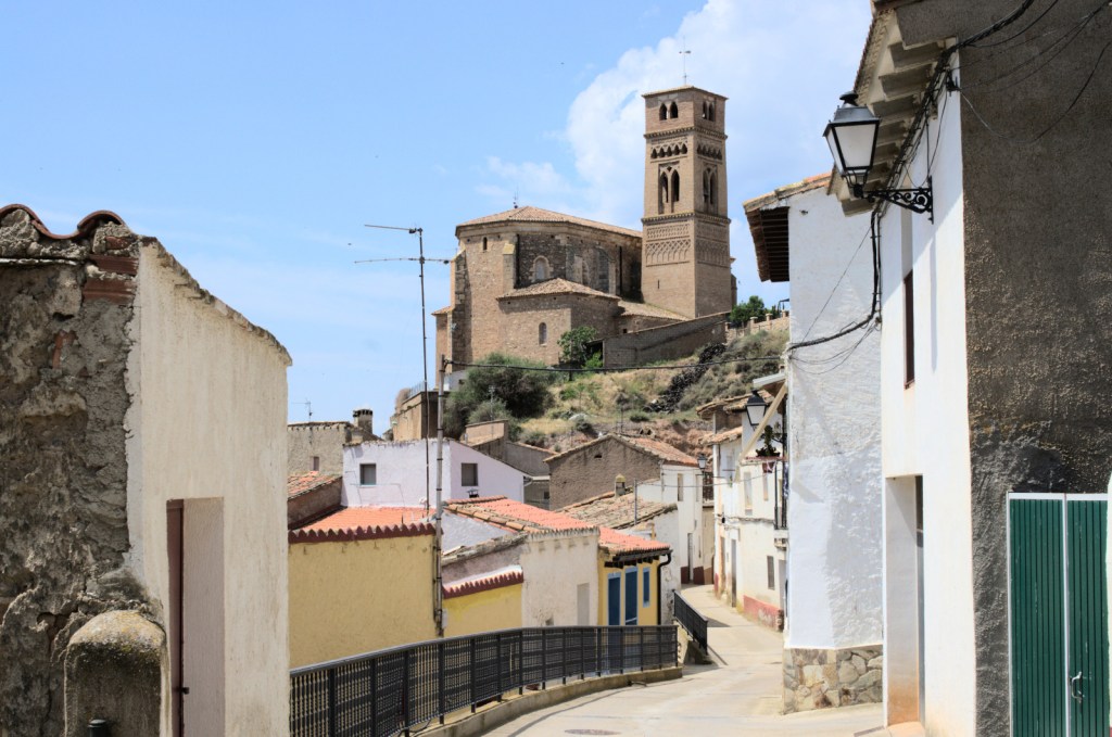 Iglesia vista desde una calle estrecha
