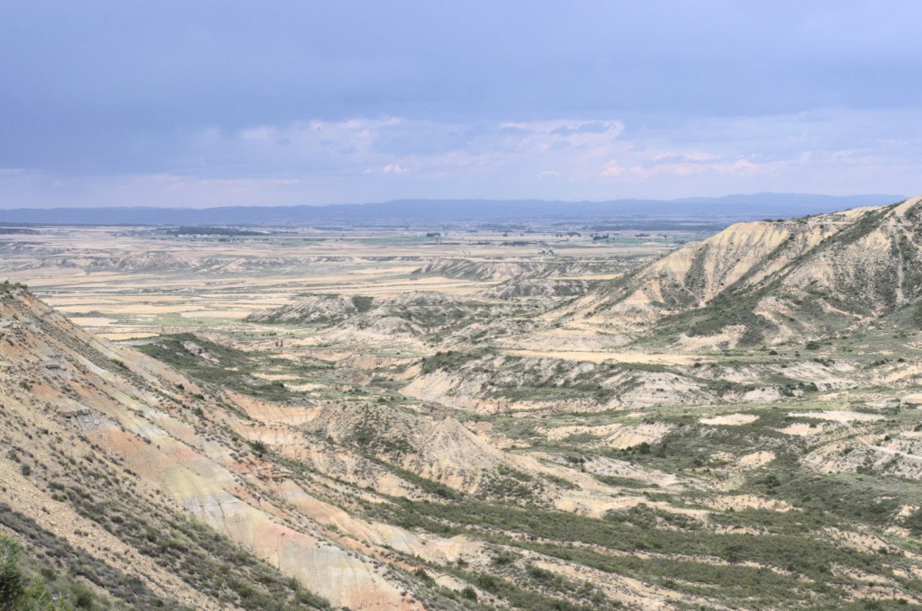 Valle ancho con barrancos