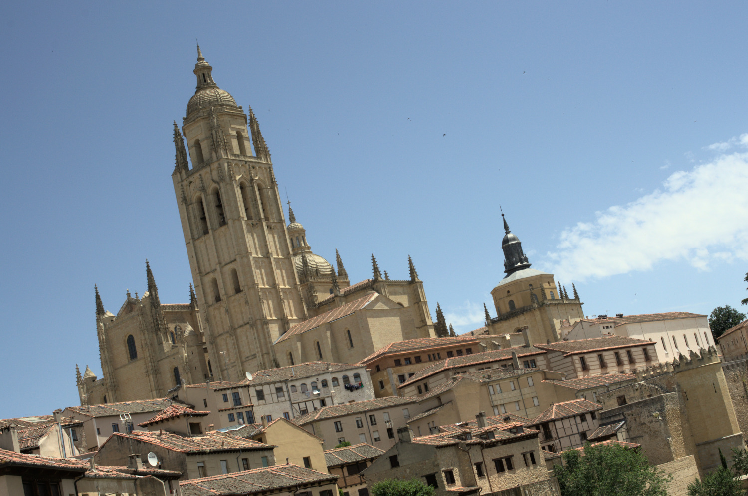 Вид на собор Сеговии с бывшей городской стены