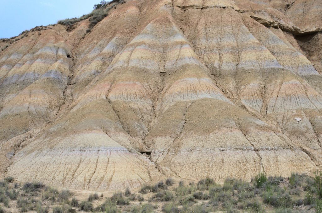 La roca típica de Bardenas con franjas horizontales de colores