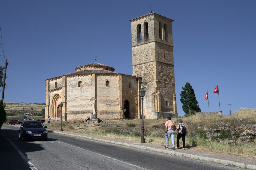 La iglesia de la Vera Cruz en la salida de la ciudad