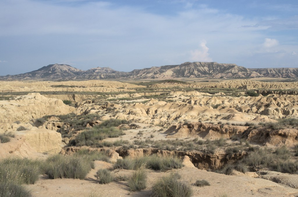 Rocas, barrancos y montañas iluminadas por la luz de la tarde