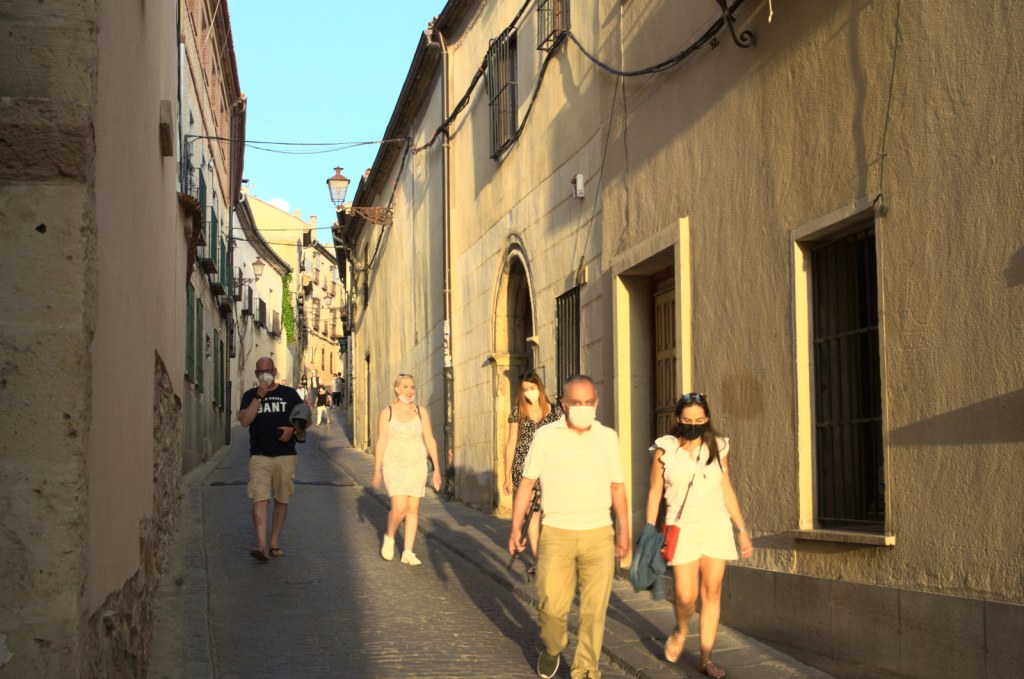 Gente caminando por una calle de las Canonjías