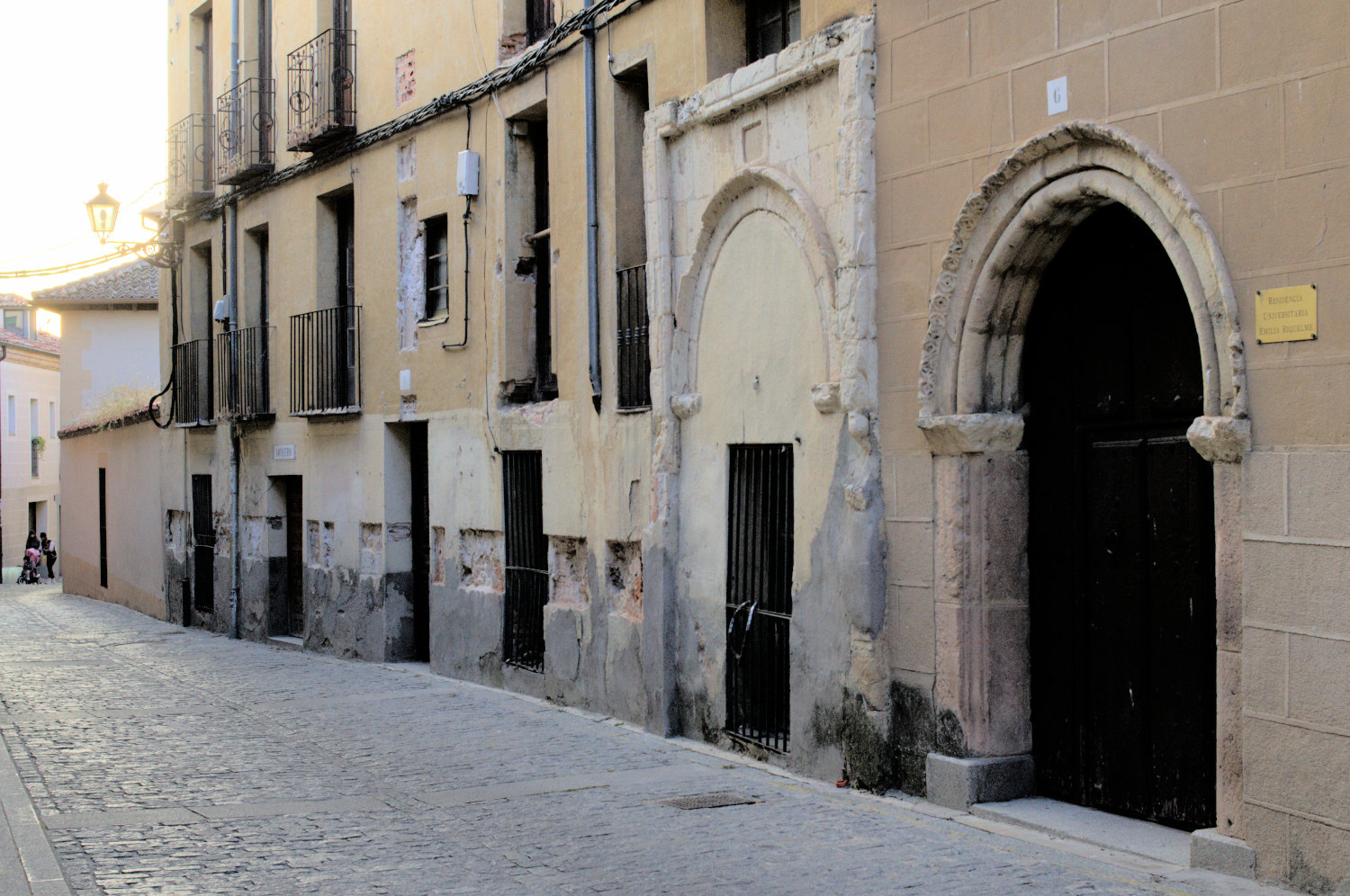 Арки подъездов в квартале Канонхиас