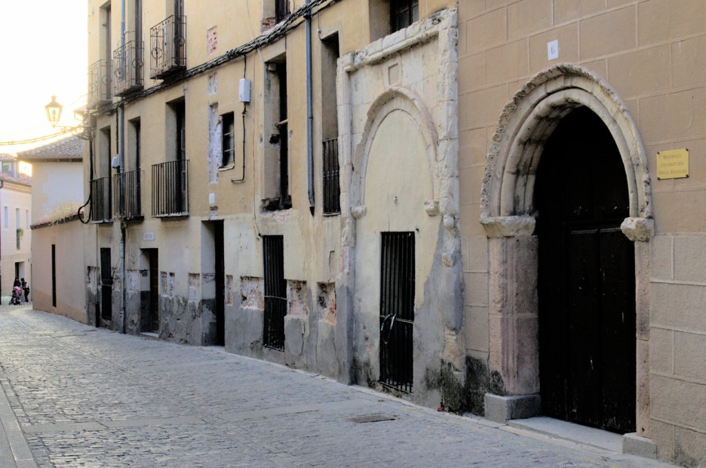 Portales con arcos en el barrio de las Canonjías.