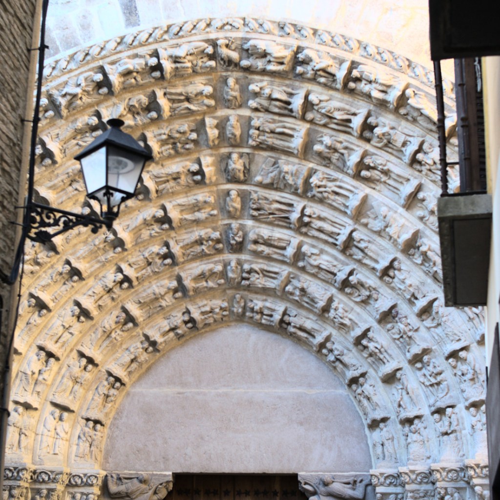 Vista sobre la portada del Juicio de la catedral