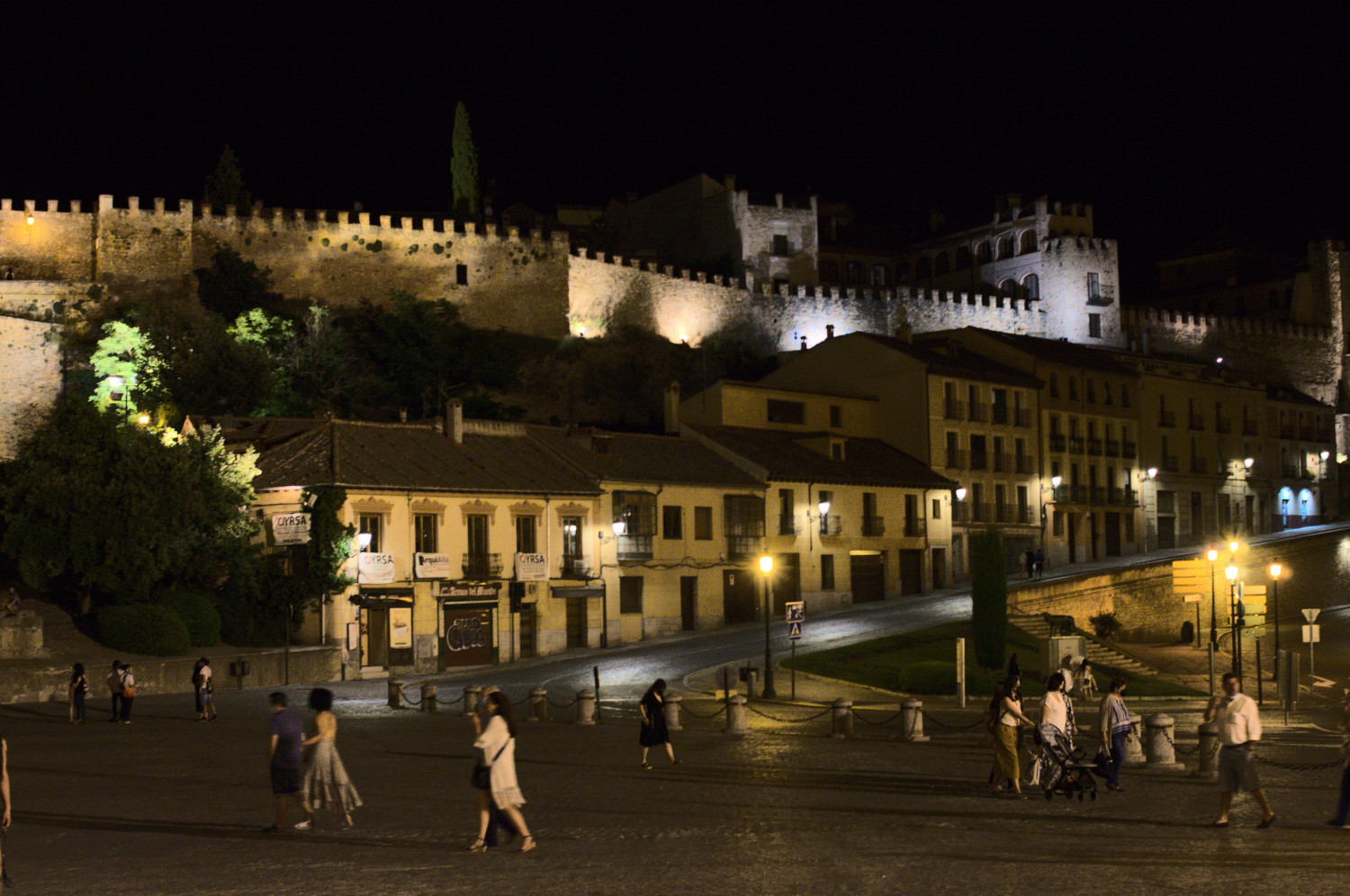 Подсветка городской стены