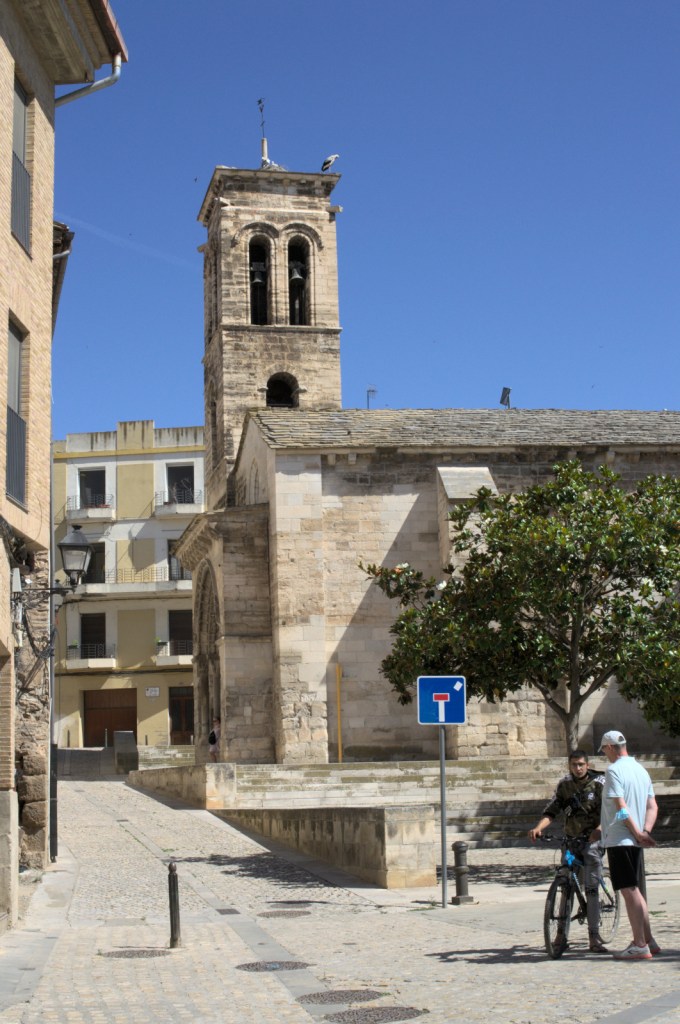 Iglesia de Santa María Magdalena y plaza delante de ella