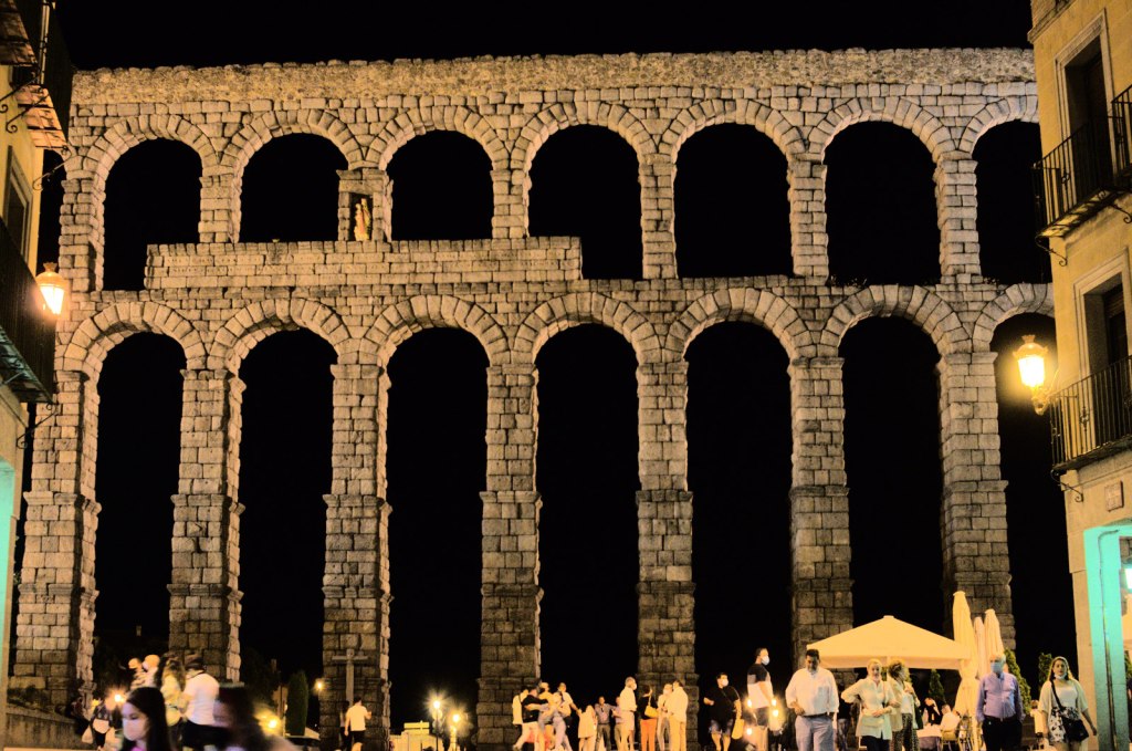 El acueducto iluminado por la noche